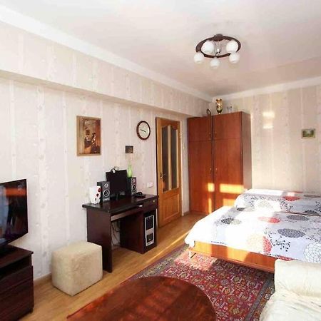 Cozy Apartment In The Center Of Ереван Экстерьер фото